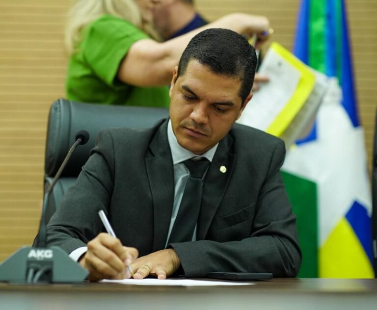 Deputado Cássio Gois encerra 2024 com avanços e reforça compromisso com os municípios para 2025