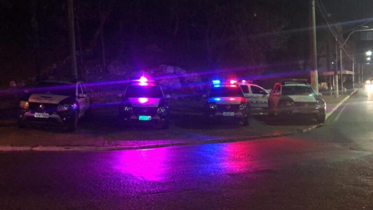 Corpo de bebê é encontrado sendo comido por urubus em lixeira