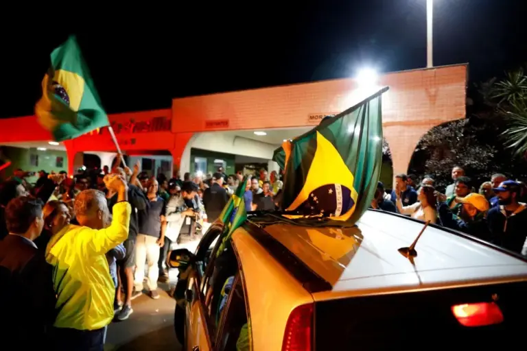 Em grupo de Whatsapp, vizinhos de Bolsonaro falam em novo 8/1 e síndico nega pedido de expulsão