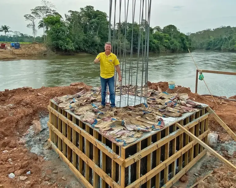 Luizinho Goebel comemora início da construção da ponte na Linha 85, no Distrito de Boa Esperança em Chupinguaia