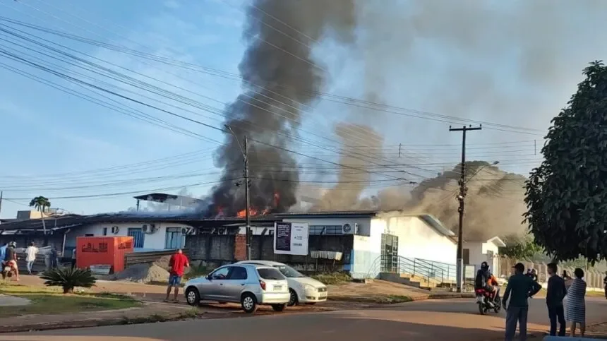 Incêndio destrói setor administrativo do SAAE em Cacoal; abastecimento já foi retomado e população deve economizar água