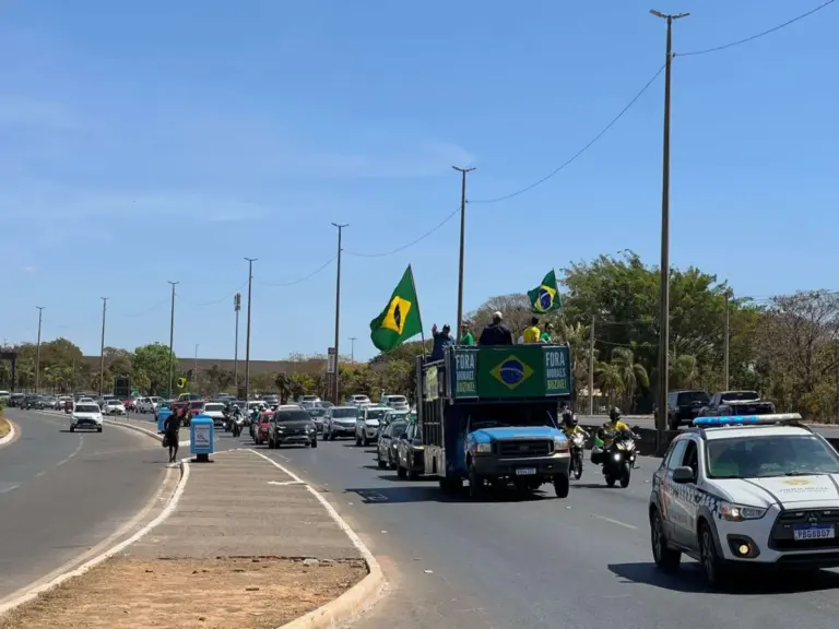 Carreata bolsonarista em Brasília atrasa e tem baixa adesão