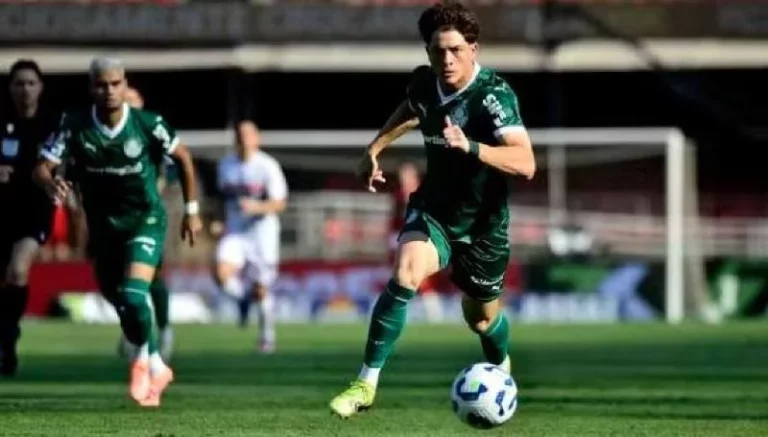 Palmeiras vence São Paulo de virada e assume liderança do Brasileirão