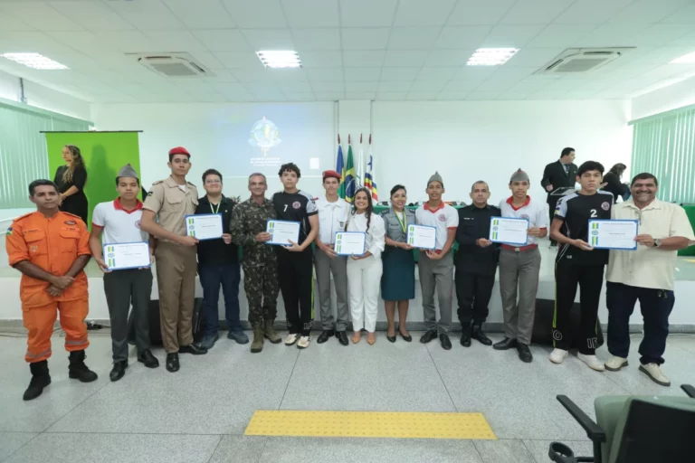 Alero realiza sessão solene em Guajará-Mirim e entrega Medalha do Mérito Legislativo e votos de louvor a personalidades