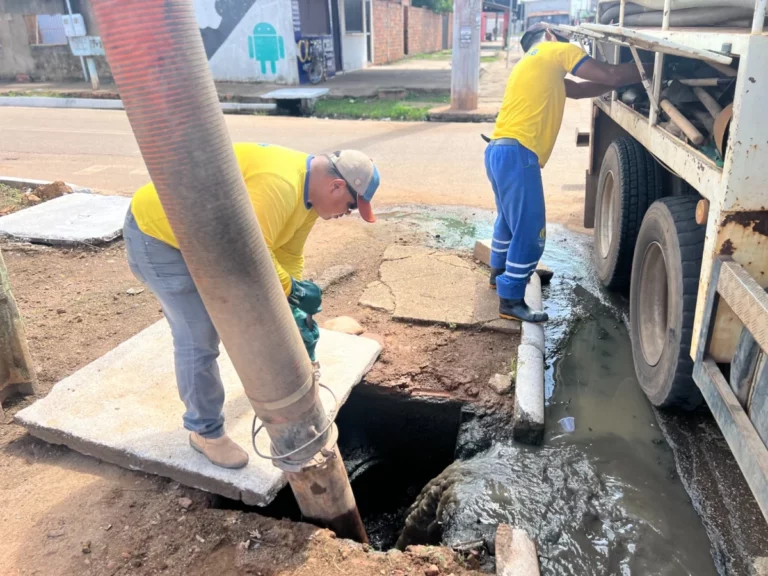 Manutenção preventiva desobstrui bocas de lobo e melhora escoamento das águas