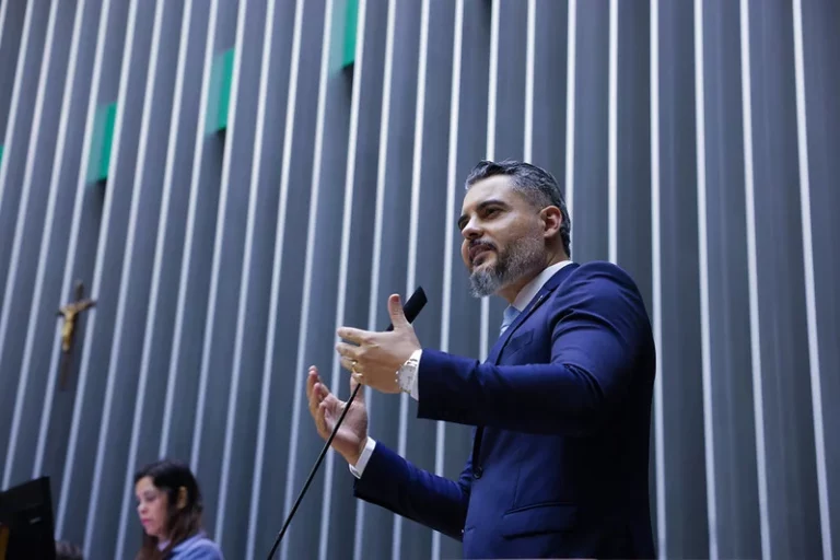 Thiago Flores vota a favor de projetos em homenagem ao Dia dos Professores 