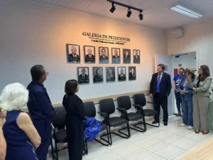 Darci Cerutti conduz inauguração da Galeria de Presidentes do CDE em evento marcado por homenagens no Sebrae Rondônia