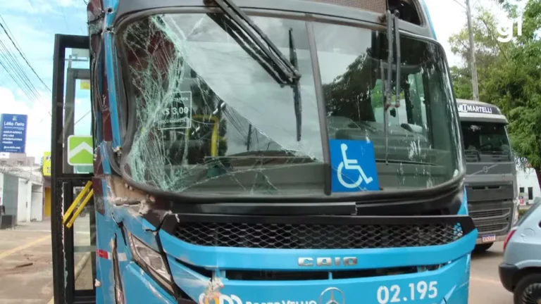 Passageiros ficam feridos após carreta de soja bater na traseira de ônibus coletivo em Porto Velho