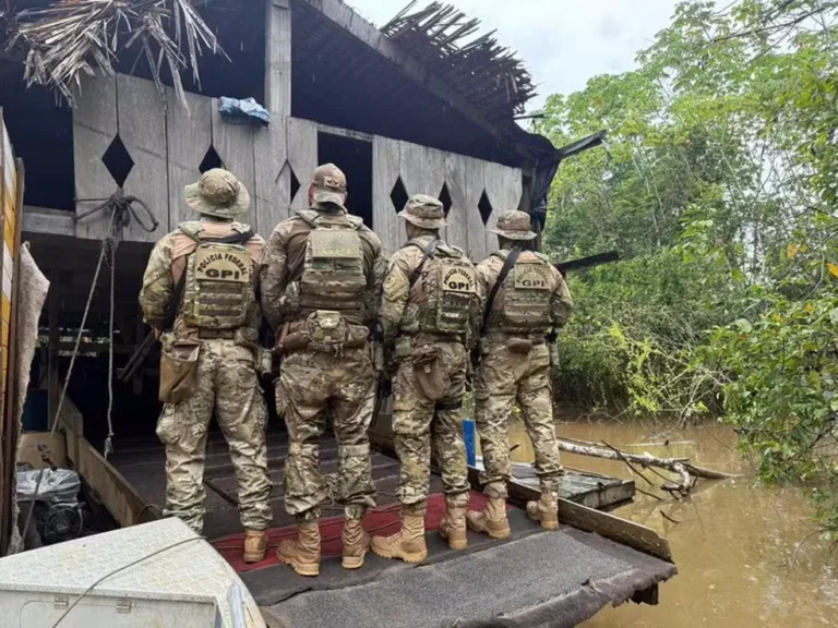 PF destrói embarcações usadas no garimpo ilegal de ouro no Rio Madeira