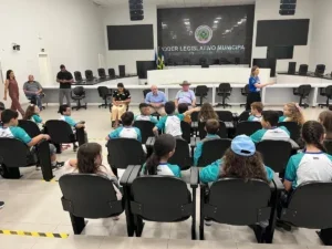 Estudantes da Escola SESI participam de visita educativa à Câmara Municipal de Vilhena