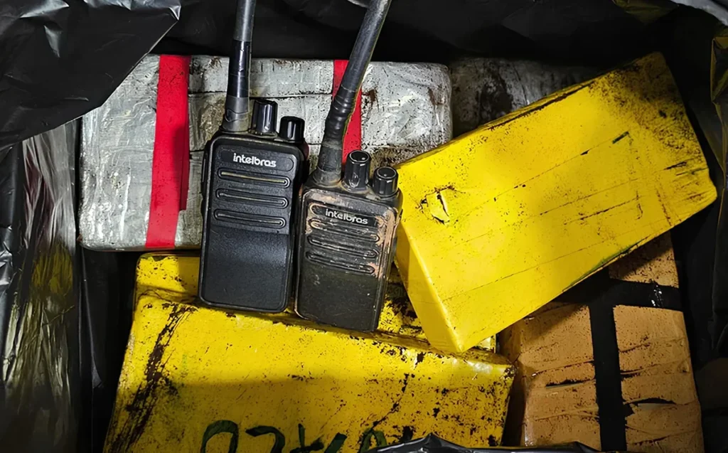 Suspeito atira contra policiais, foge pela mata e abandona carro com cerca de 30 kg de drogas após perseguição em Guajará-Mirim