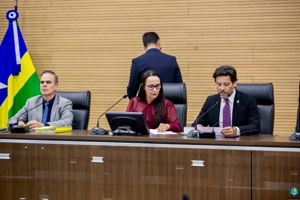 Deputada Rosangela Donadon faz indicação de reforma urgente da quadra poliesportiva e banheiros da Escola Capitão Cláudio