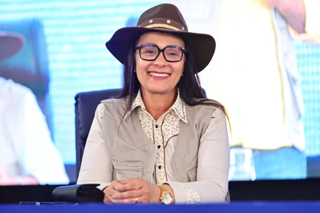 Rosangela Donadon solicita mini carregadeira para reforçar estrutura do DER em Guajará-Mirim