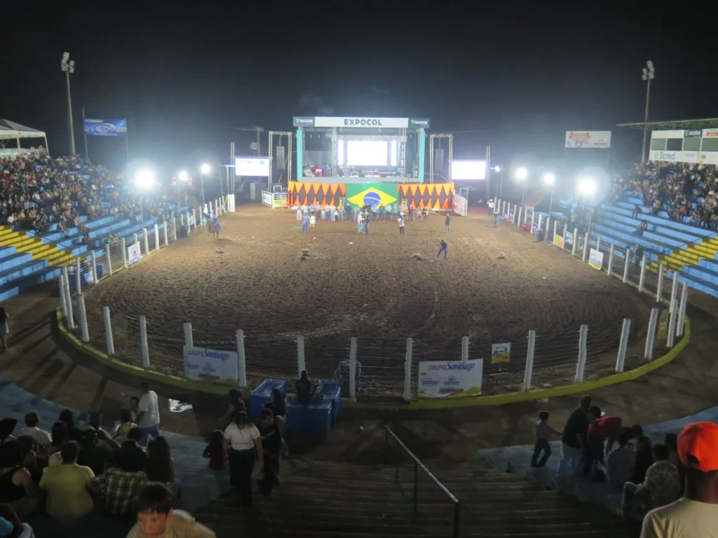 Abertura do rodeio da 38ª Expocol reúne fé, beleza, solenidade e espetáculo de pirotecnia