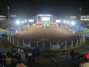 Abertura do rodeio da 38ª Expocol reúne fé, beleza, solenidade e espetáculo de pirotecnia