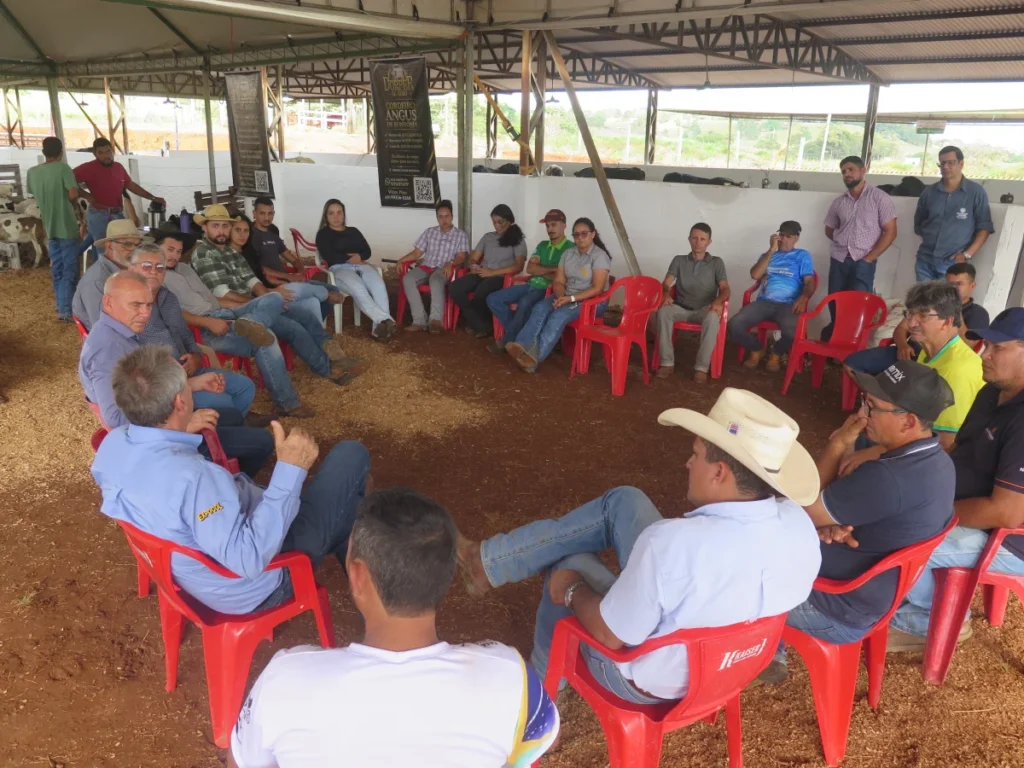 Produtores de leite apresentam demandas ao deputado Ezequiel Neiva durante a 38ª Expocol