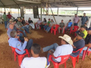 Produtores de leite apresentam demandas ao deputado Ezequiel Neiva durante a 38ª Expocol