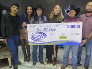 Estudante de 13 anos fatura o segundo prêmio do bingo da Expocol e decide dividir R$ 10 mil com a mãe