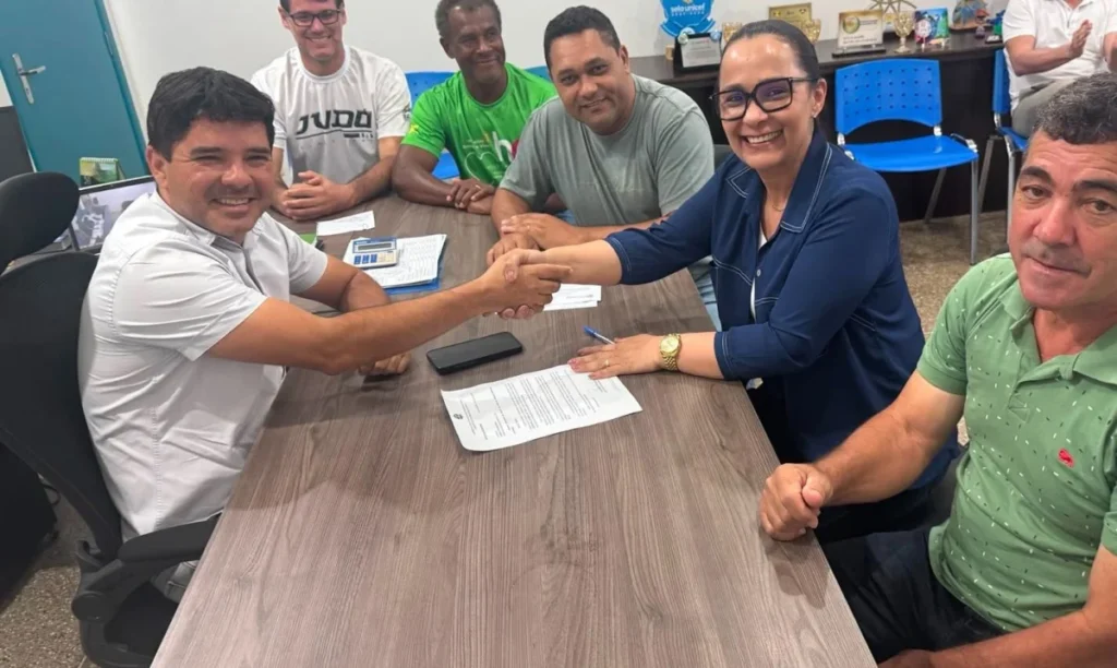 CORUMBIARA: Rosangela Donadon disponibiliza R$ 450 mil em recursos para APAE, Saúde e Esporte e prefeito expressa gratidão