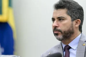 Disputas internas expõem desafios na comunicação da campanha de Marcos Rogério
