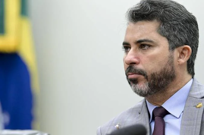 Disputas internas expõem desafios na comunicação da campanha de Marcos Rogério